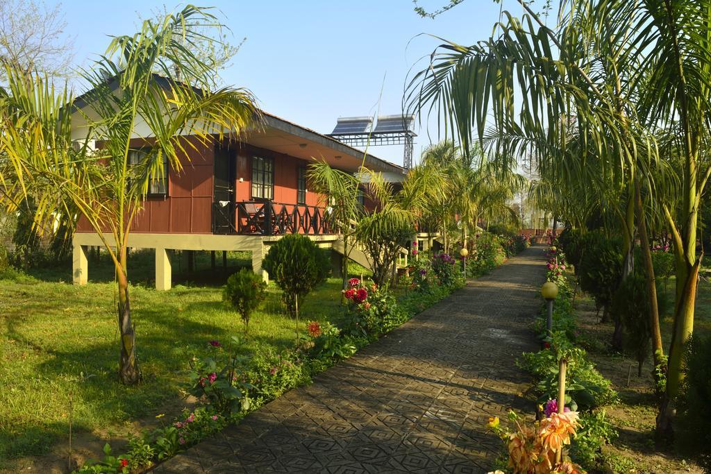 Jungle World Resort Sauraha Exterior foto