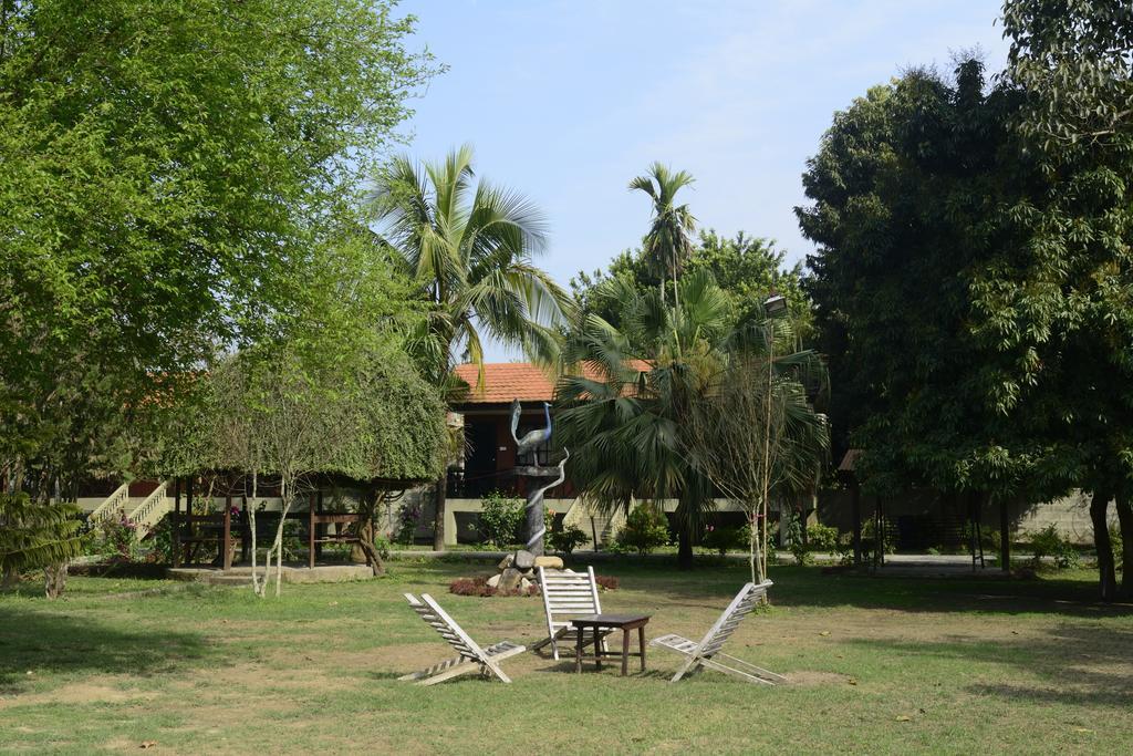 Jungle World Resort Sauraha Exterior foto