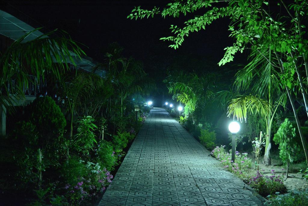 Jungle World Resort Sauraha Exterior foto