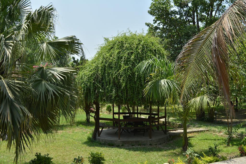 Jungle World Resort Sauraha Exterior foto