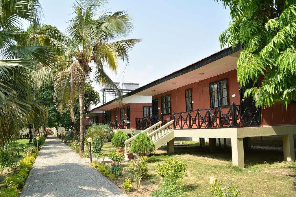 Jungle World Resort Sauraha Exterior foto