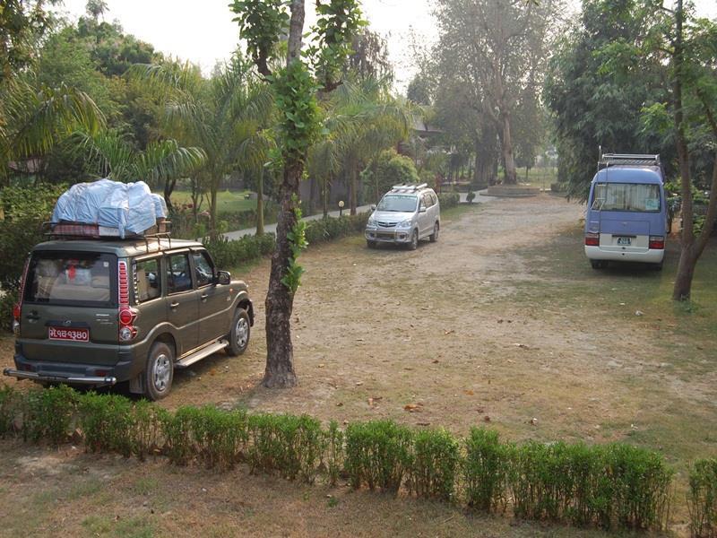 Jungle World Resort Sauraha Exterior foto