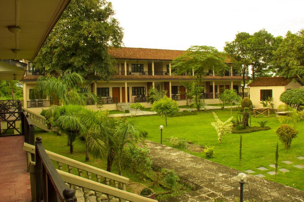 Jungle World Resort Sauraha Exterior foto