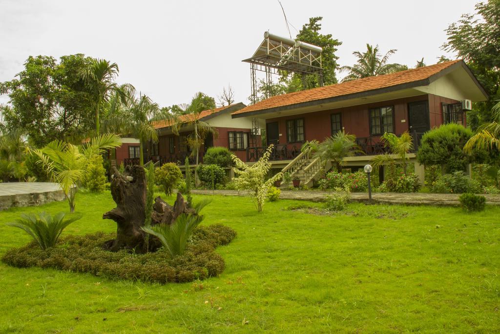 Jungle World Resort Sauraha Exterior foto