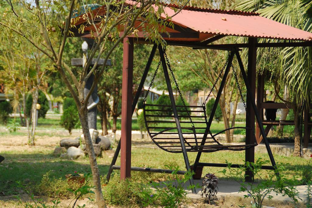 Jungle World Resort Sauraha Exterior foto