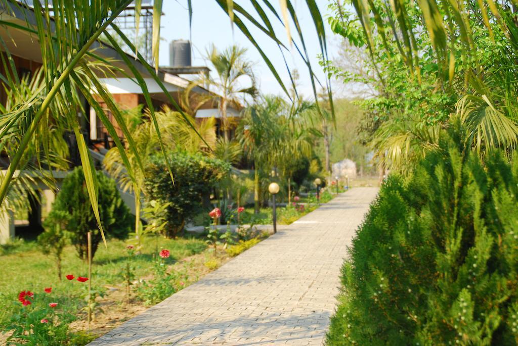 Jungle World Resort Sauraha Exterior foto