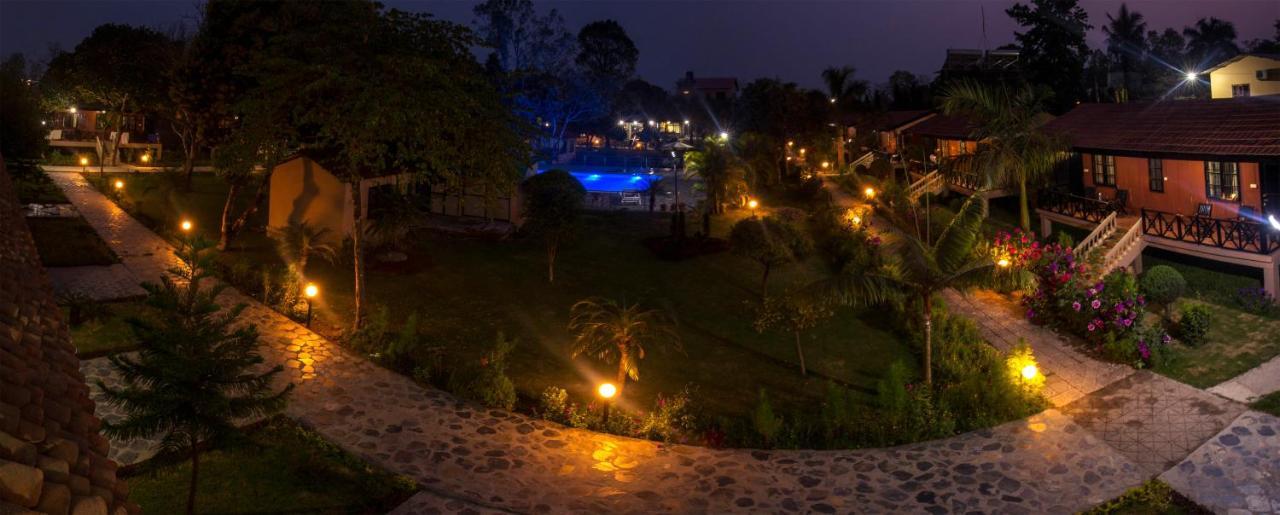 Jungle World Resort Sauraha Exterior foto