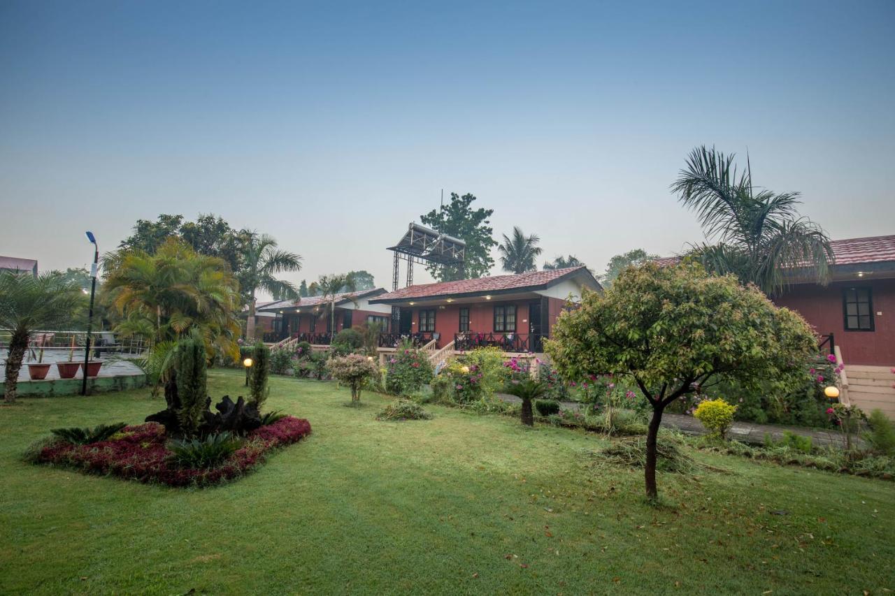 Jungle World Resort Sauraha Exterior foto