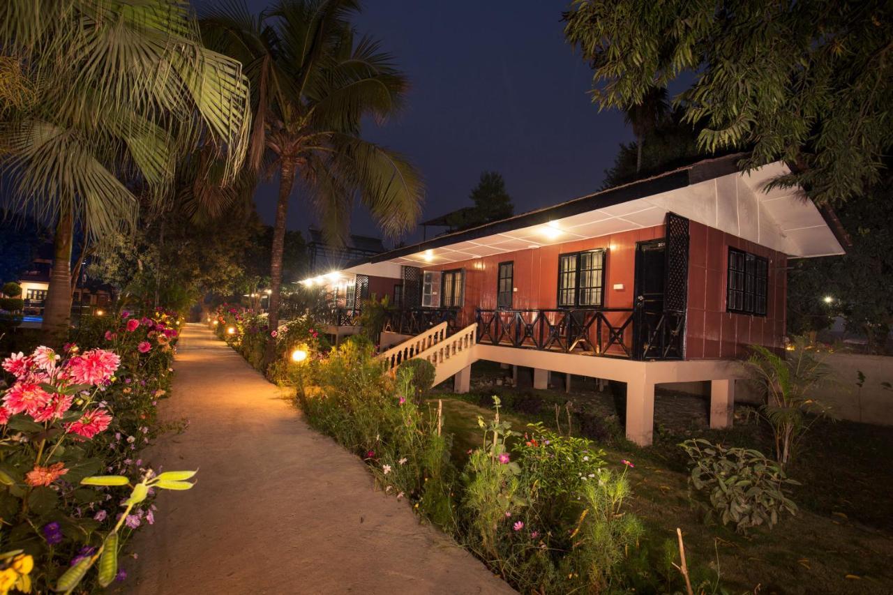 Jungle World Resort Sauraha Exterior foto